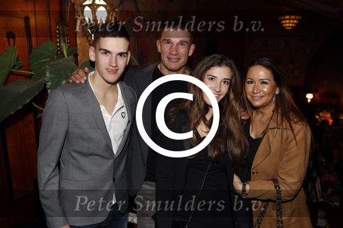 Amsterdam 3 december 2017
Premiere Familie Slim in Tuschinski.
Peter Aerts met vrouw kinderen en vrienden