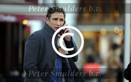Amsterdam 22 november 2017 
Peter de Monnink bellend op straat