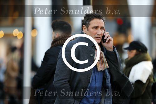 Amsterdam 22 november 2017 
Peter de Monnink bellend op straat