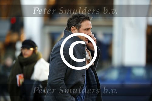 Amsterdam 22 november 2017 
Peter de Monnink bellend op straat
