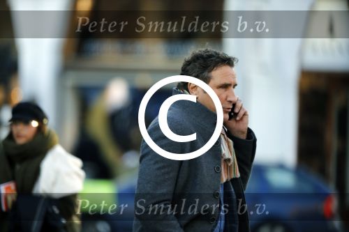 Amsterdam 22 november 2017 
Peter de Monnink bellend op straat