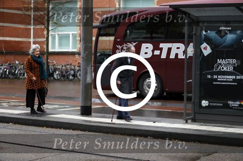 Amsterdam 18 november 2017 
Remco Campert met zijn vrouw wachtend op de tram