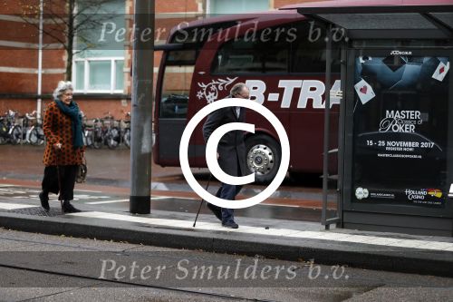 Amsterdam 18 november 2017 
Remco Campert met zijn vrouw wachtend op de tram