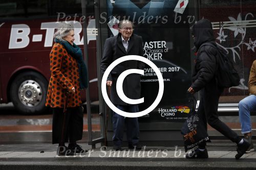 Amsterdam 18 november 2017 
Remco Campert met zijn vrouw wachtend op de tram