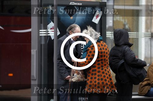 Amsterdam 18 november 2017 
Remco Campert met zijn vrouw wachtend op de tram