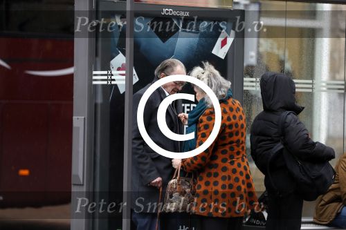 Amsterdam 18 november 2017 
Remco Campert met zijn vrouw wachtend op de tram