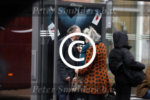Amsterdam 18 november 2017 
Remco Campert met zijn vrouw wachtend op de tram