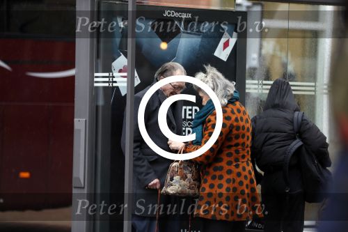 Amsterdam 18 november 2017 
Remco Campert met zijn vrouw wachtend op de tram