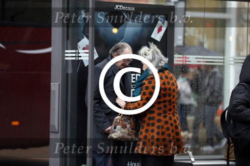 Amsterdam 18 november 2017 
Remco Campert met zijn vrouw wachtend op de tram