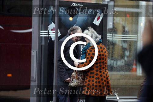 Amsterdam 18 november 2017 
Remco Campert met zijn vrouw wachtend op de tram