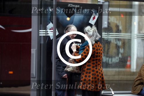 Amsterdam 18 november 2017 
Remco Campert met zijn vrouw wachtend op de tram