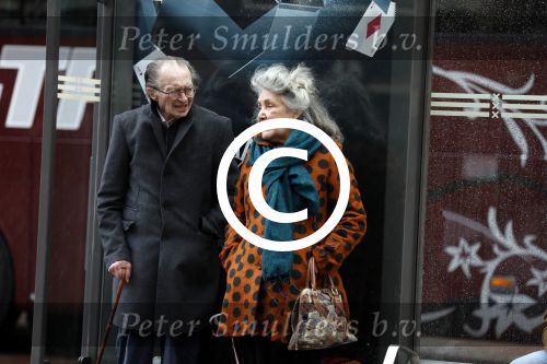 Amsterdam 18 november 2017 
Remco Campert met zijn vrouw wachtend op de tram