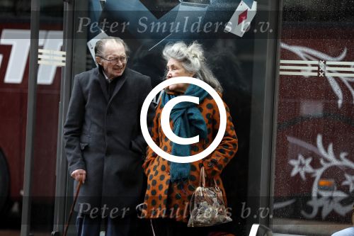 Amsterdam 18 november 2017 
Remco Campert met zijn vrouw wachtend op de tram