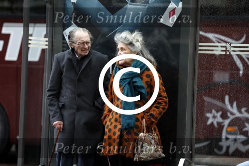 Amsterdam 18 november 2017 
Remco Campert met zijn vrouw wachtend op de tram