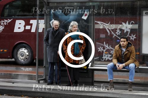 Amsterdam 18 november 2017 
Remco Campert met zijn vrouw wachtend op de tram