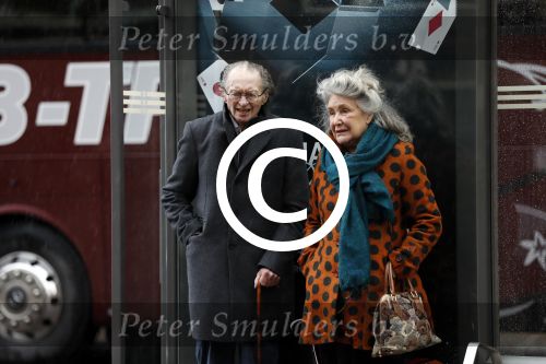 Amsterdam 18 november 2017 
Remco Campert met zijn vrouw wachtend op de tram