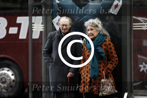 Amsterdam 18 november 2017 
Remco Campert met zijn vrouw wachtend op de tram