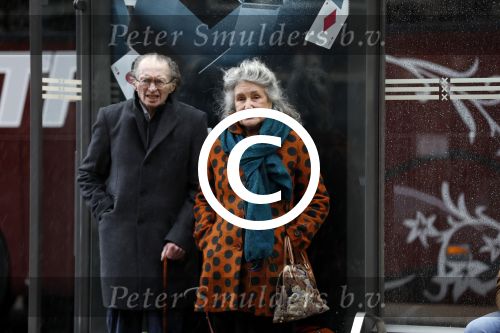 Amsterdam 18 november 2017 
Remco Campert met zijn vrouw wachtend op de tram