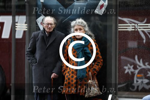 Amsterdam 18 november 2017 
Remco Campert met zijn vrouw wachtend op de tram