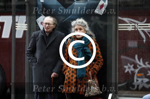 Amsterdam 18 november 2017 
Remco Campert met zijn vrouw wachtend op de tram