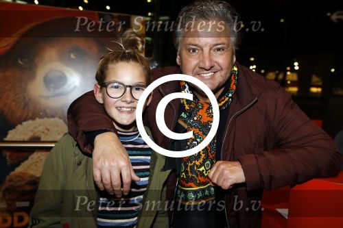 Amsterdam 6 december 2017
Premiere Paddington in Pathe Arena. Rene Froger met kleindochter Charlie