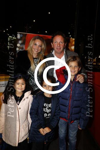 Amsterdam 6 december 2017
Premiere Paddington in Pathe Arena. Robert leroy met zijn nieuwe vriendin Jamie de Boer en 2 kinderen