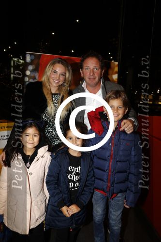 Amsterdam 6 december 2017
Premiere Paddington in Pathe Arena. Robert leroy met zijn nieuwe vriendin Jamie de Boer en 2 kinderen
