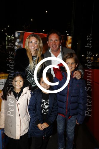 Amsterdam 6 december 2017
Premiere Paddington in Pathe Arena. Robert leroy met zijn nieuwe vriendin Jamie de Boer en 2 kinderen