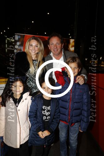 Amsterdam 6 december 2017
Premiere Paddington in Pathe Arena. Robert leroy met zijn nieuwe vriendin Jamie de Boer en 2 kinderen