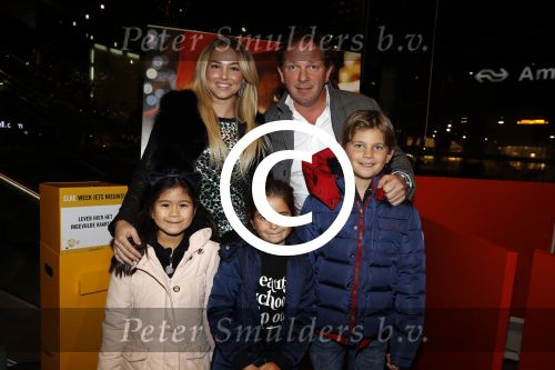 Amsterdam 6 december 2017
Premiere Paddington in Pathe Arena. Robert leroy met zijn nieuwe vriendin Jamie de Boer en 2 kinderen