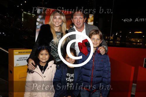 Amsterdam 6 december 2017
Premiere Paddington in Pathe Arena. Robert leroy met zijn nieuwe vriendin Jamie de Boer en 2 kinderen