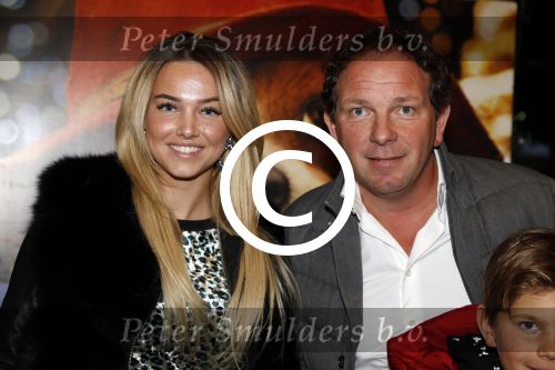 Amsterdam 6 december 2017
Premiere Paddington in Pathe Arena. Robert leroy met zijn nieuwe vriendin Jamie de Boer en 2 kinderen