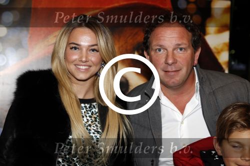 Amsterdam 6 december 2017
Premiere Paddington in Pathe Arena. Robert leroy met zijn nieuwe vriendin Jamie de Boer en 2 kinderen