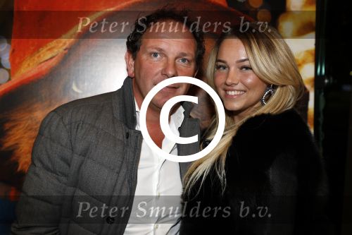 Amsterdam 6 december 2017
Premiere Paddington in Pathe Arena. Robert leroy met zijn nieuwe vriendin Jamie de Boer en 2 kinderen