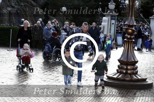 Kaatsheuvel 19 november 2017
Barbie ( Samantha de Jong) in de efteling met haar kinderen en viend Rolf Tangel met zoontje