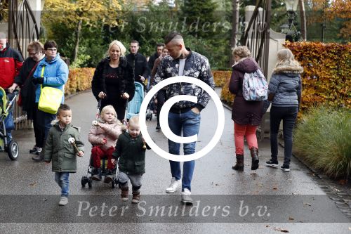 Kaatsheuvel 19 november 2017
Barbie ( Samantha de Jong) in de efteling met haar kinderen en viend Rolf Tangel met zoontje