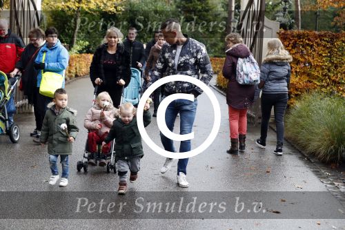 Kaatsheuvel 19 november 2017
Barbie ( Samantha de Jong) in de efteling met haar kinderen en viend Rolf Tangel met zoontje