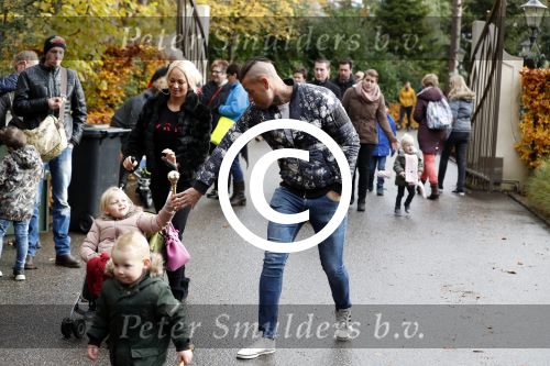 Kaatsheuvel 19 november 2017
Barbie ( Samantha de Jong) in de efteling met haar kinderen en viend Rolf Tangel met zoontje