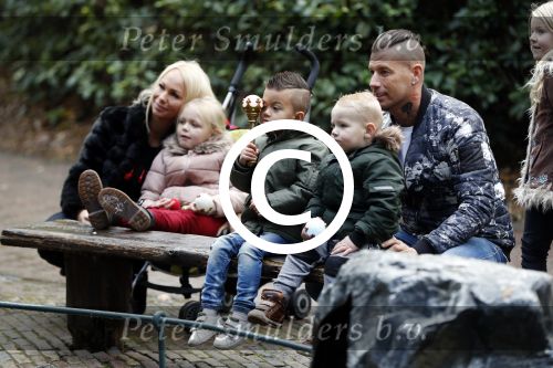 Kaatsheuvel 19 november 2017
Barbie ( Samantha de Jong) in de efteling met haar kinderen en viend Rolf Tangel met zoontje