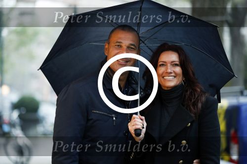 Amsterdam 15 november 2017
Ruud Gullit met zijn vriendin Karin de Rooy onder de paraplu in Amsterdam zuid