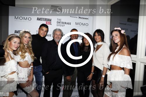 Amsterdam 28 november 2017
Presentatie Amsterdam XXXL in Momo\'s. Het magazine wordt uitgegeven door Mark Teurlings. Ruud Gullit met zijn vriendin Karin de Rooy ( haar zoon ) en zijn dochter Felicity