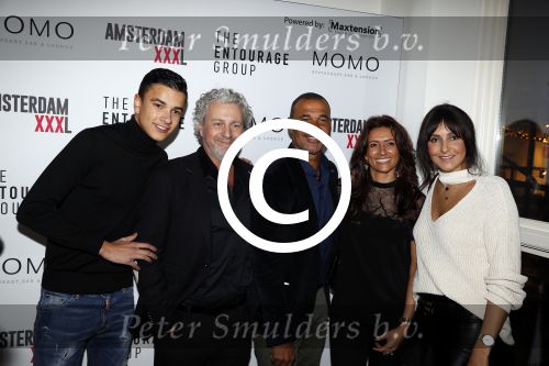 Amsterdam 28 november 2017
Presentatie Amsterdam XXXL in Momo\'s. Het magazine wordt uitgegeven door Mark Teurlings. Ruud Gullit met zijn vriendin Karin de Rooy ( haar zoon ) en zijn dochter Felicity