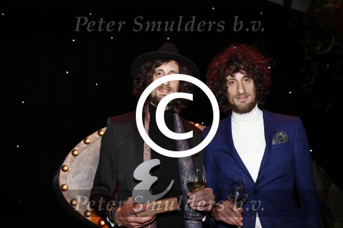 Amsterdam 16 november 2017
Esquire best geklede man van Nederland verkiezing in hotel Krasnapolsky. Arnout en Sander Brinks (Tangerine) (Best Geklede Band