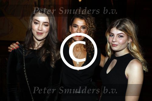 Amsterdam 3 december 2017
Premiere Familie Slim in Tuschinski.
Tatum Dagelet met dochter en een vriendin