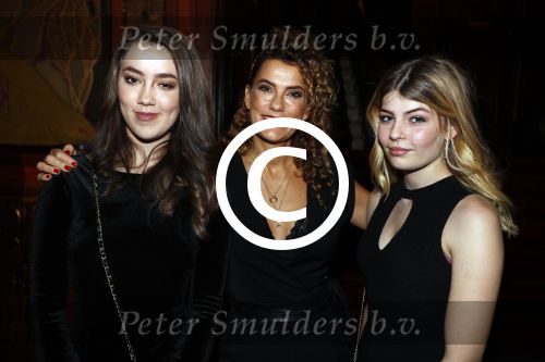 Amsterdam 3 december 2017
Premiere Familie Slim in Tuschinski.
Tatum Dagelet met dochter en een vriendin