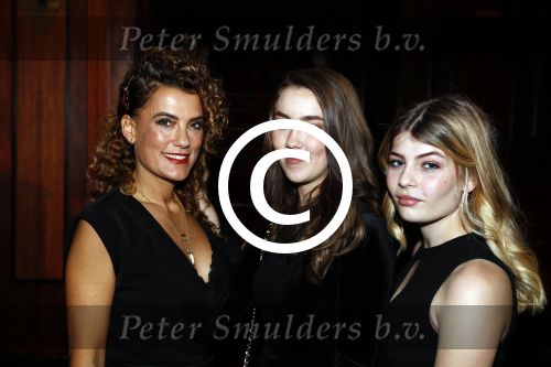 Amsterdam 3 december 2017
Premiere Familie Slim in Tuschinski.
Tatum Dagelet met dochter en een vriendin