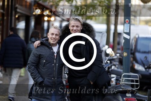 Amsterdam 22 november 2017 
Thomas Berge op straat in Amsterdam zuid met Billy Dans