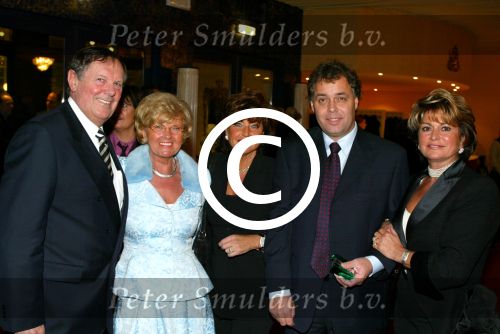 Amsterdam 17 decmber 2001

Princess kerstborrel in het Grace Theater.
Aad Ouborg en Tom Westermeijer Christine Kroonenberg en Netty

Peter Smulders bv