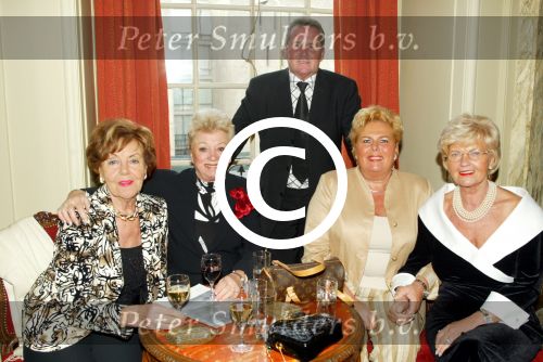 Den Haag 18 oktober 2003

Premiere alleen op de wereld in den haag.
corry v gorp en mevr westermeijer

Peter Smulders bv