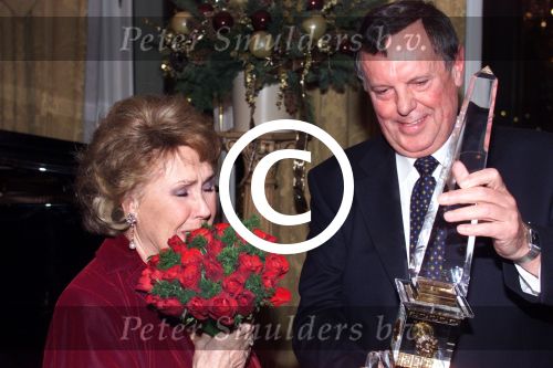 Amsterdam, 21 december 1999
Rita Reijs 75 jaar

Tom Westermeijer Sr. met Rita Reijs die huilt

PETER SMULDERS BV
